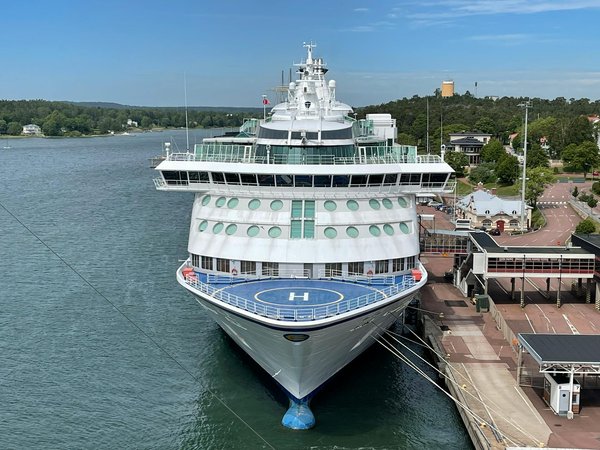 Quels chalets en Finlande offrent des cours de survie en milieu polaire et des excursions en raquettes?